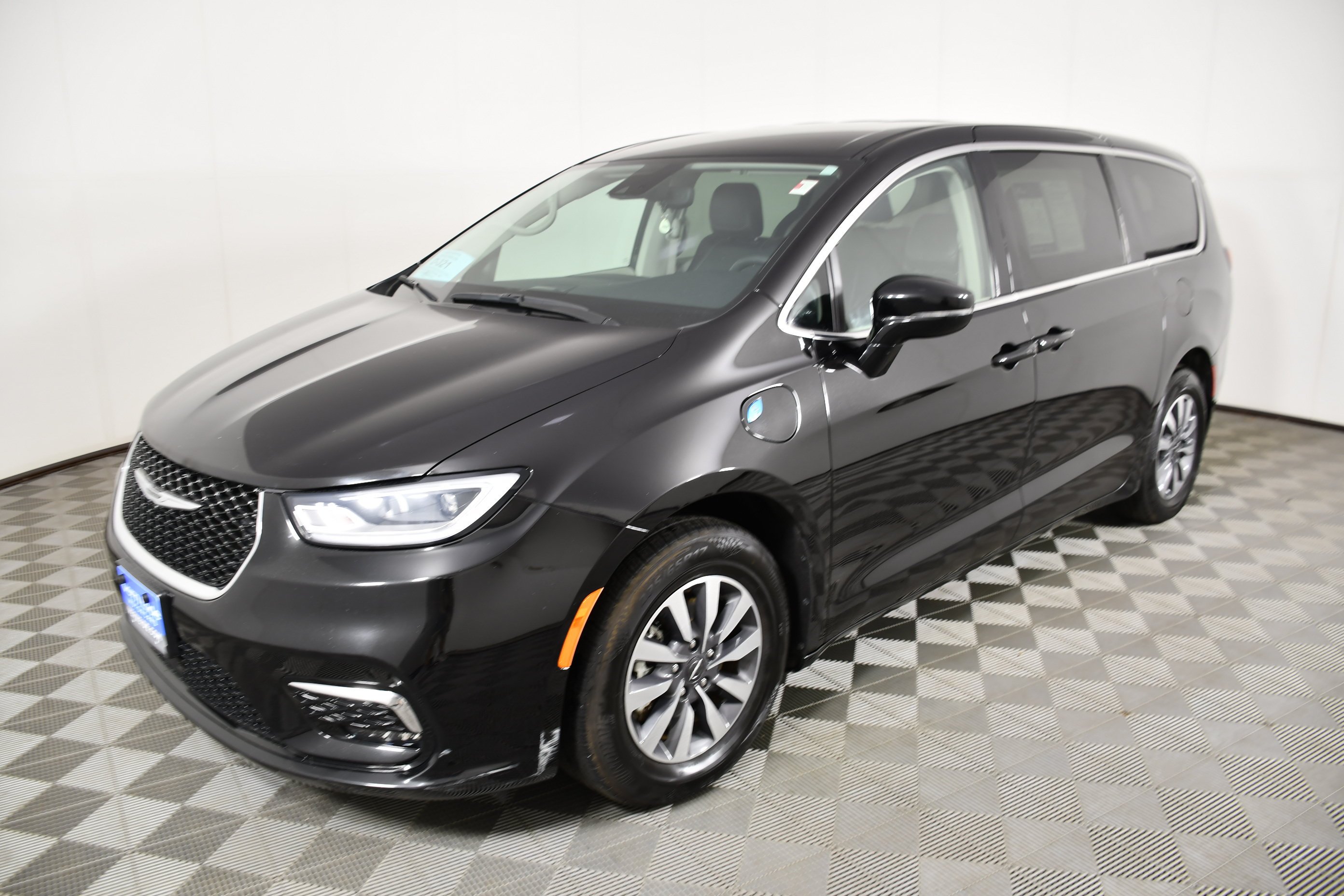 Used 2024 Diamond Black Crystal Pearlcoat Chrysler Hybrid Select image 10