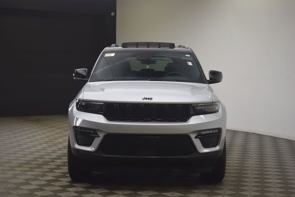 New 2025 Silver Zynith Exterior Paint Jeep Limited image 2