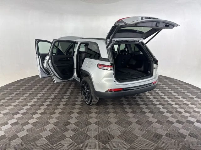 Used 2025 Silver Jeep Altitude image 20