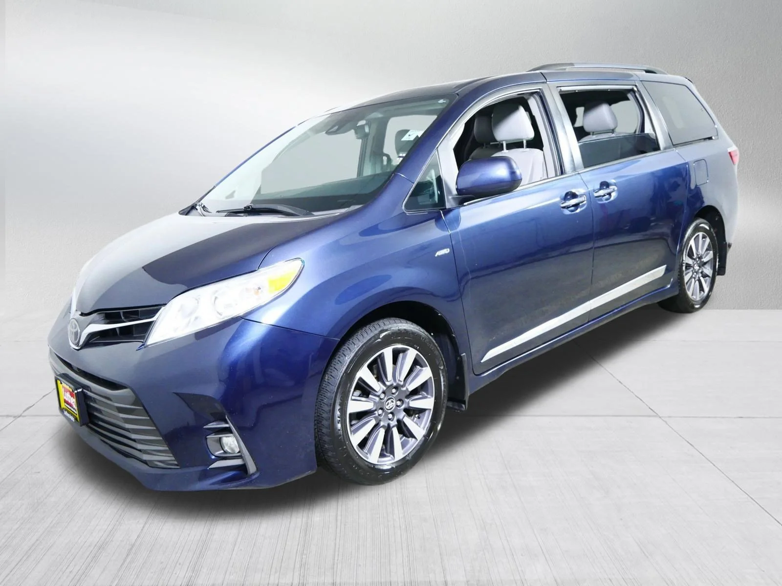 Used 2018 Parisian Night Pearl Toyota XLE image 3
