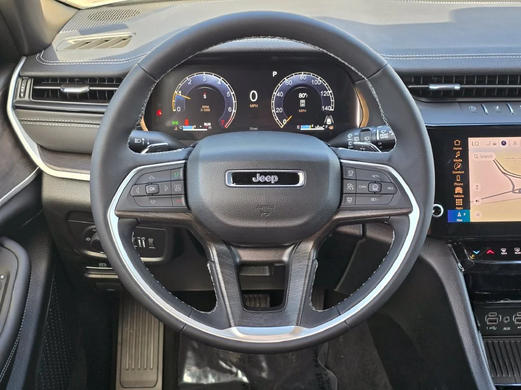 New 2027 Gray Jeep Laredo Altitude image 7