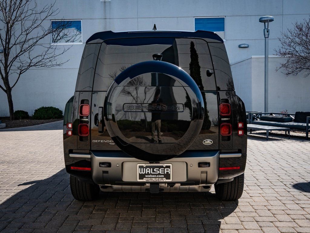Used 2023 Black Land Rover X-Dynamic SE image 7