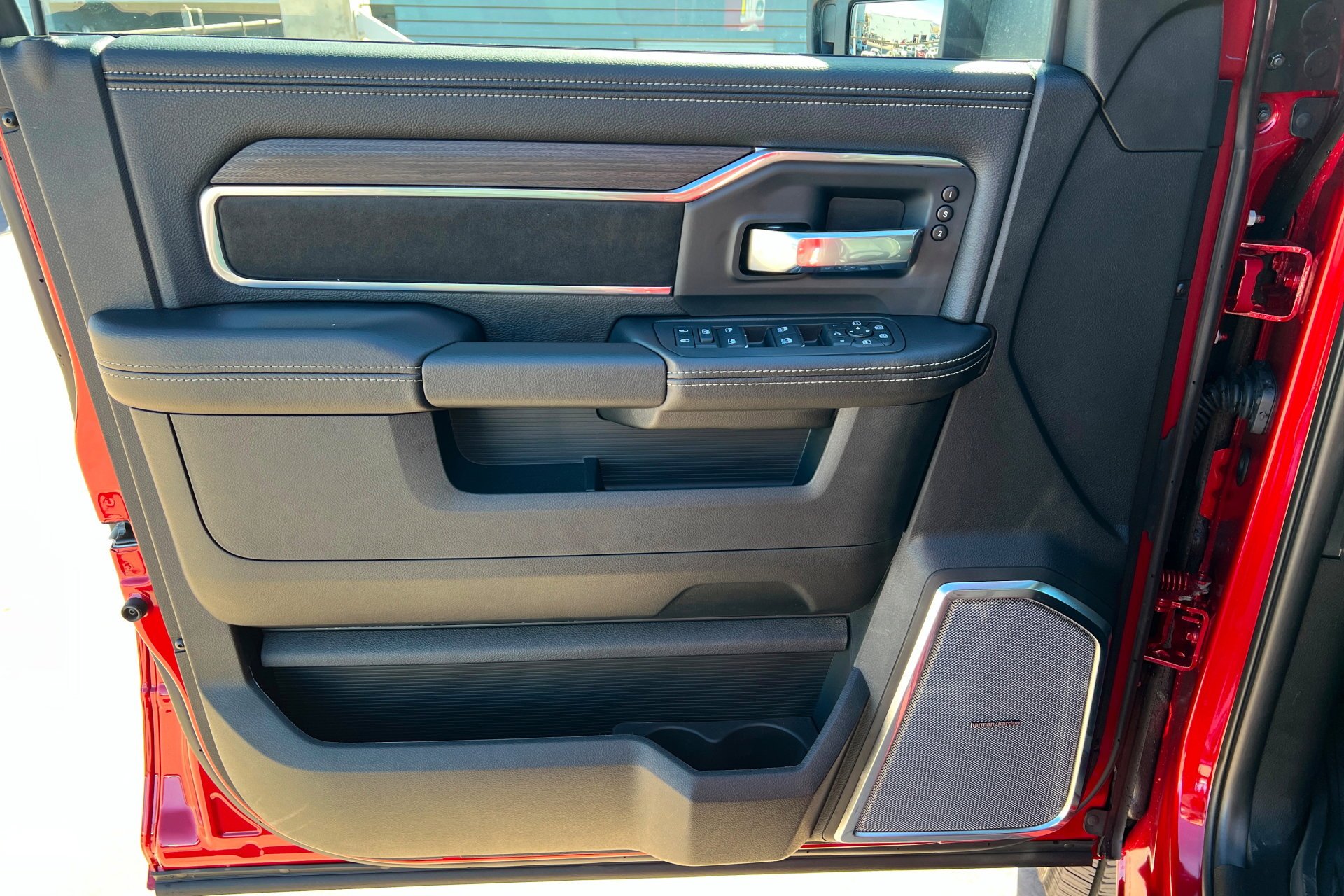New 2026 Molten Red Pearl-Coat Exterior Paint RAM Laramie image 15