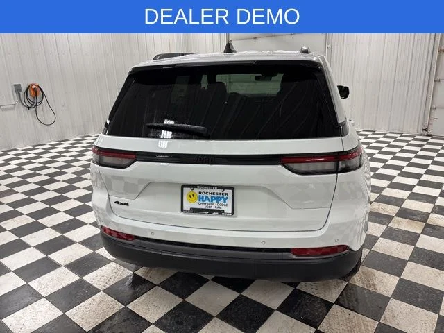 New 2026 Bright White Clear-Coat Exterior Paint Jeep Altitude image 4