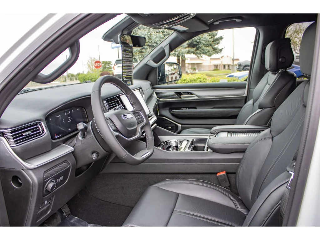 New 2026 Bright White Clear-Coat Exterior Paint Jeep Limited Altitude image 31