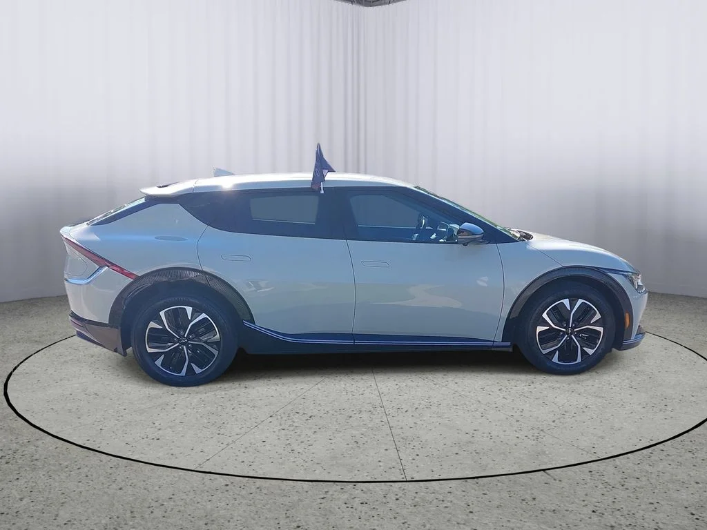 Used 2023 White Kia Wind image 2