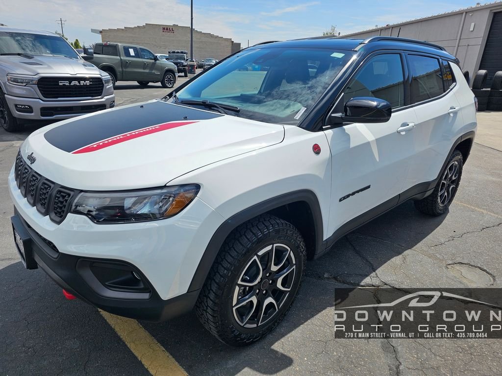 New 2026 Bright White Clear-Coat Exterior Paint Jeep Trailhawk image 7