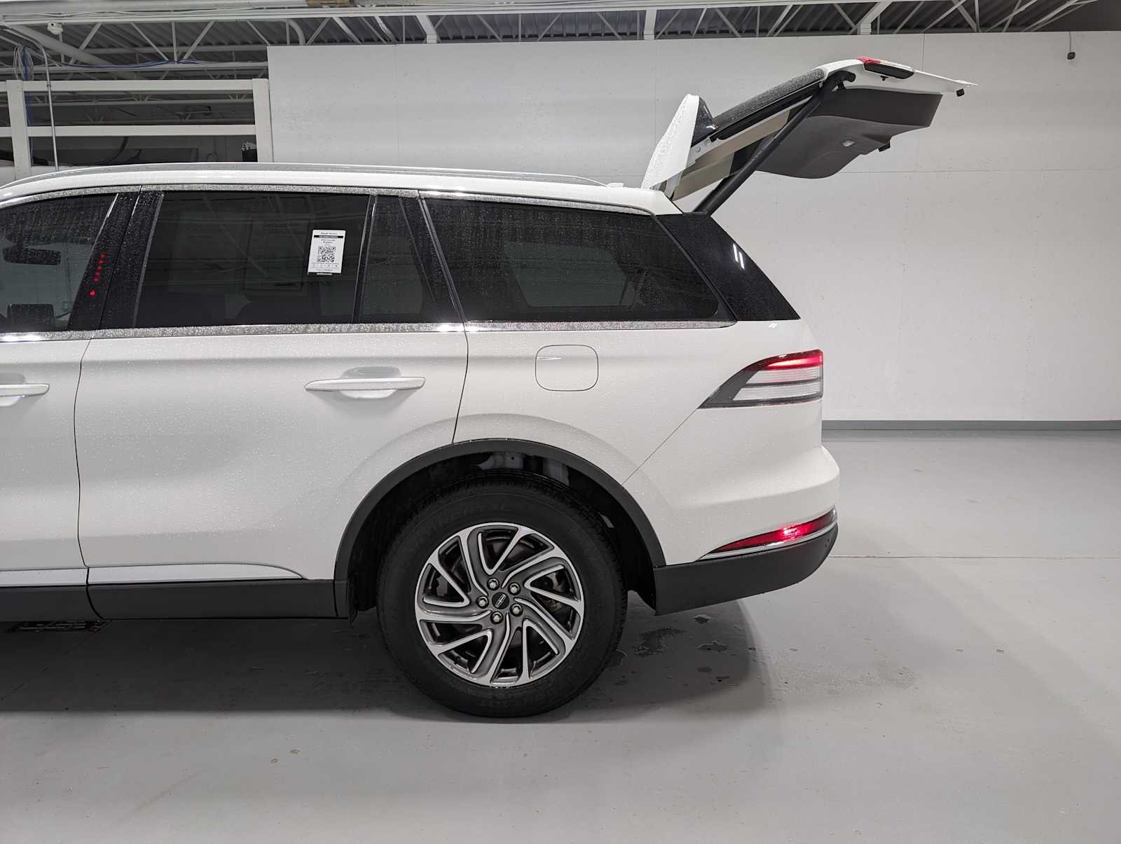 Used 2023 Pristine White Lincoln Standard image 11