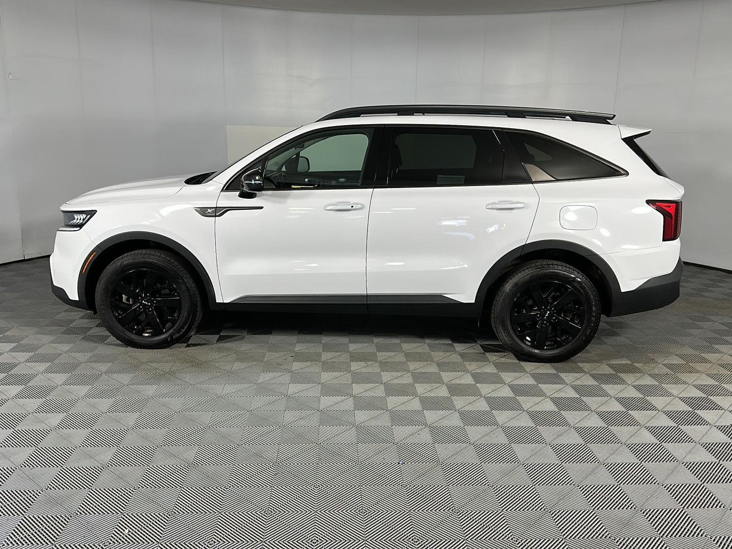 Used 2022 Glacial White Pearl Kia  image 13