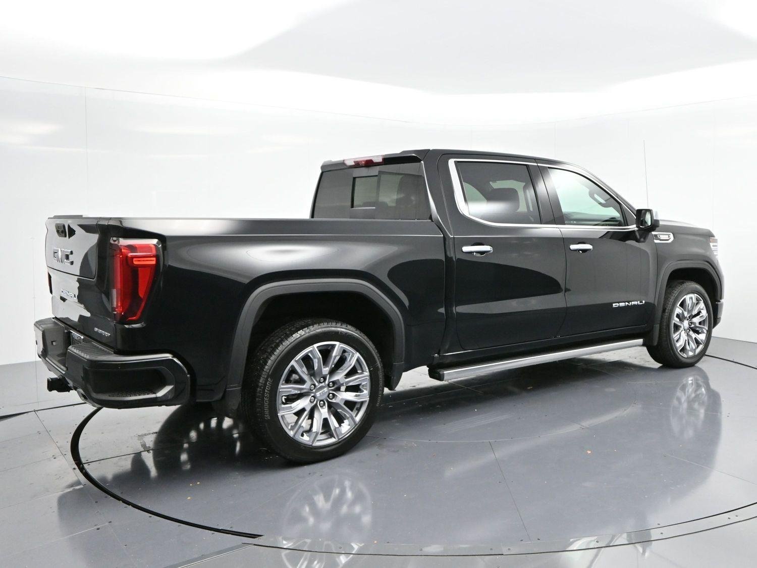 Used 2025 Onyx Black GMC Denali image 7
