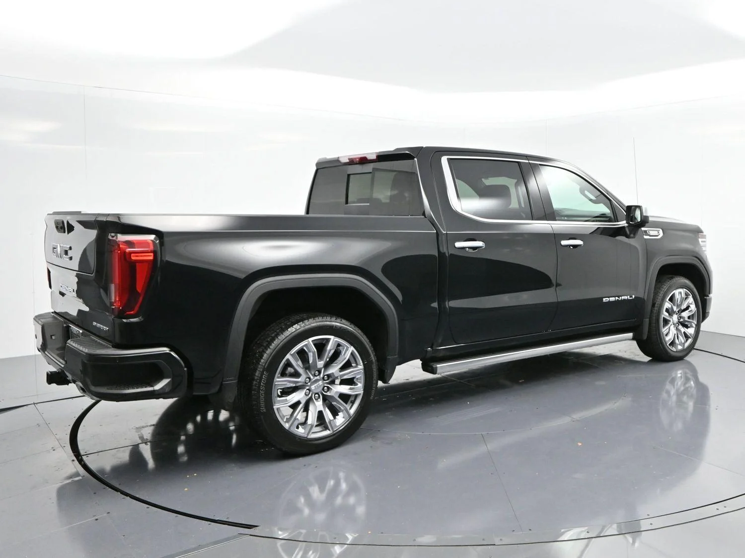 Used 2025 Onyx Black GMC Denali image 7
