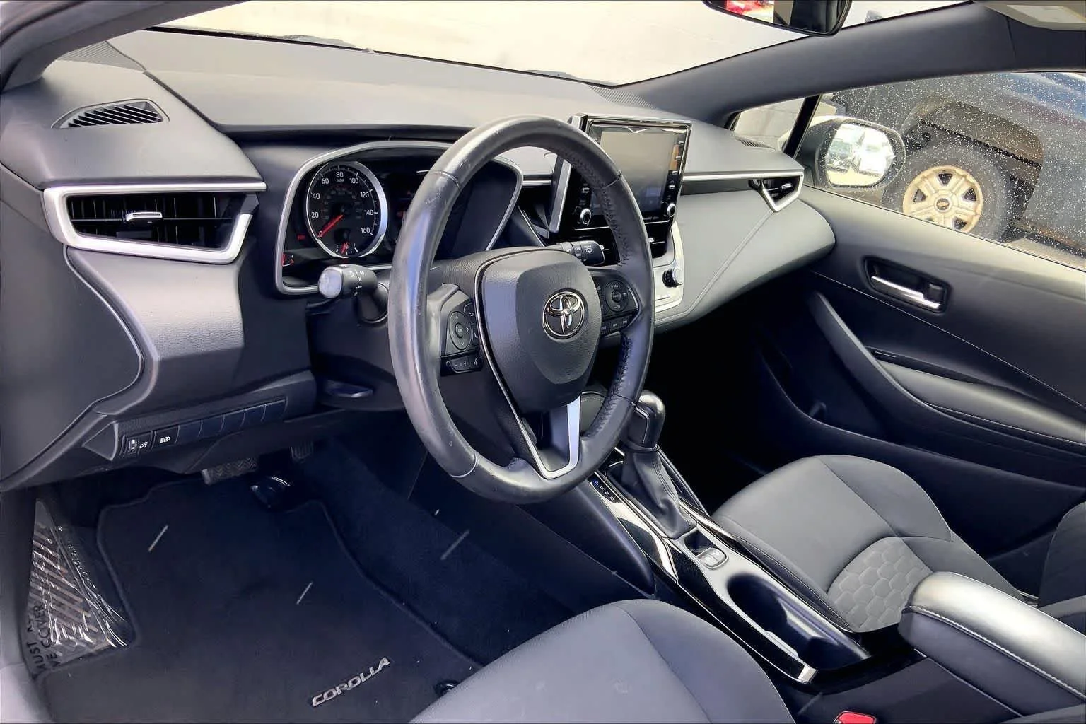 Used 2019 Sil/silver Toyota SE image 2
