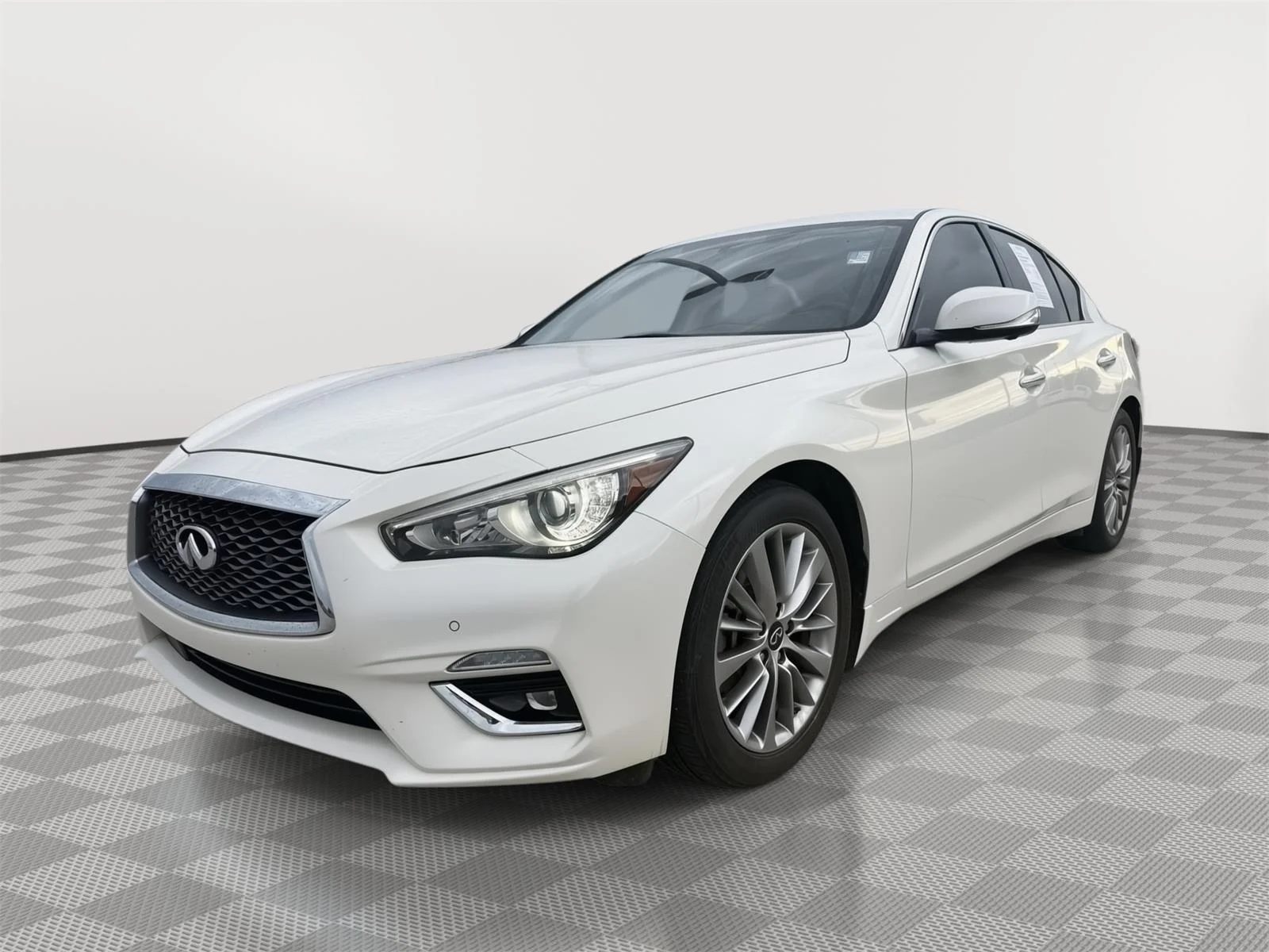 Used 2022 Majestic White INFINITI LUXE image 5