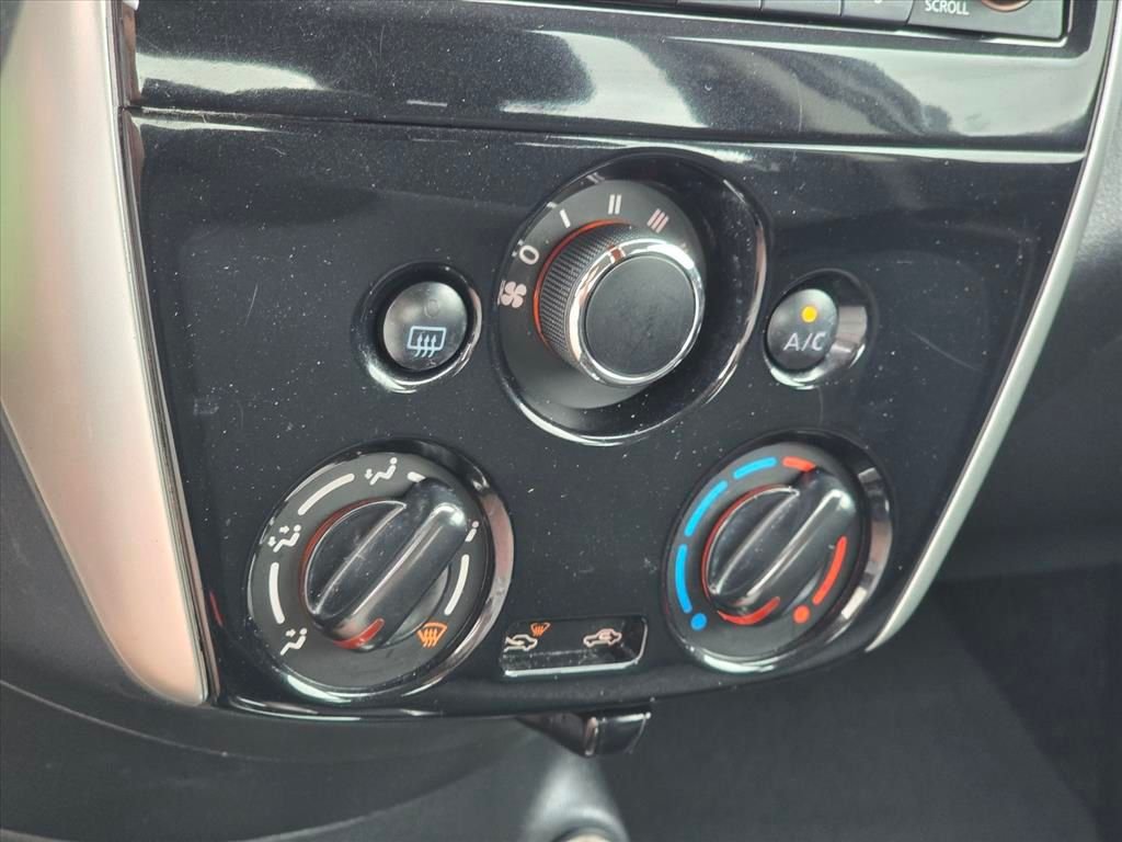 Used 2018 White Nissan 1.6 SV image 17
