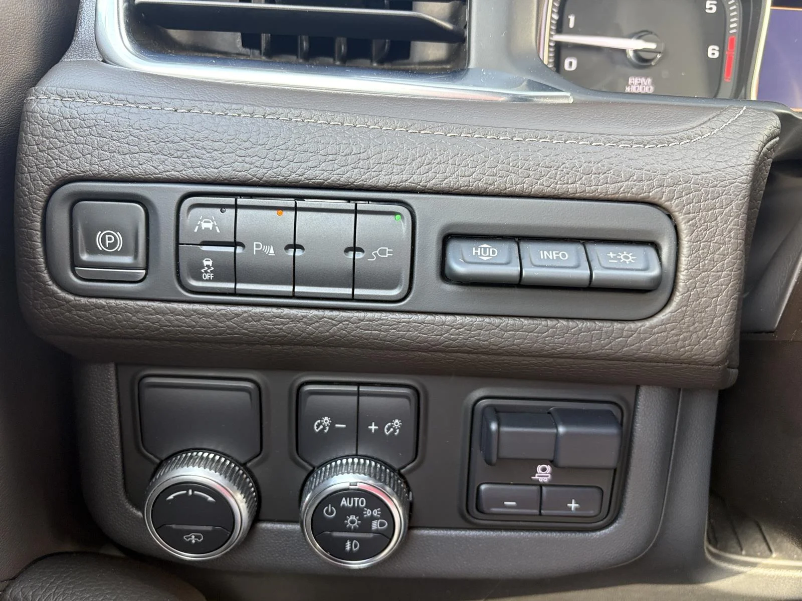 Used 2021 WHITE FROST TRICOAT GMC Denali image 21