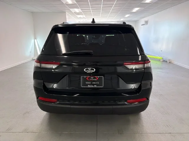 Used 2023 Black Jeep Altitude image 6