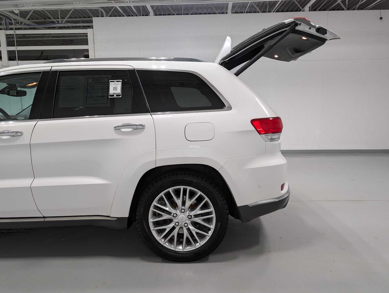 Used 2018 Ivory Tri-Coat Pearl Jeep Summit image 11