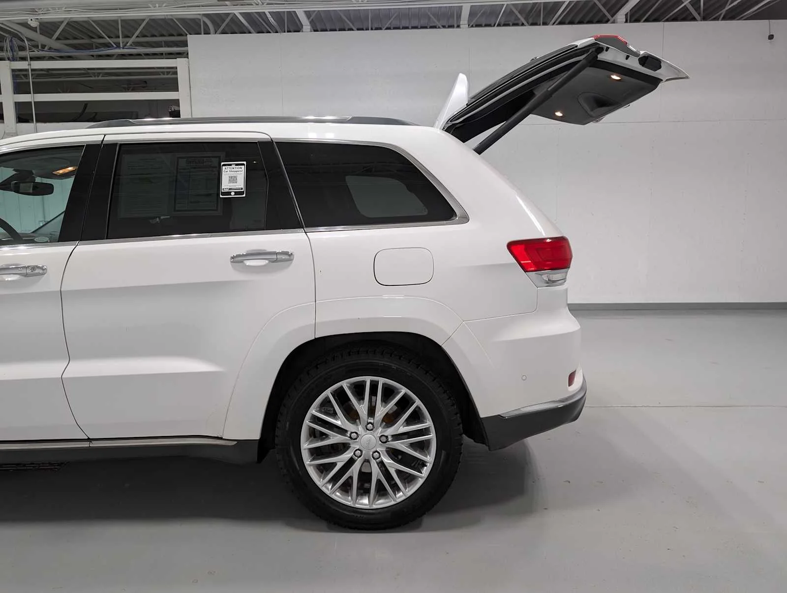 Used 2018 Ivory Tri-Coat Pearl Jeep Summit image 11