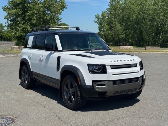 Used 2023 White Land Rover X-Dynamic SE image 7