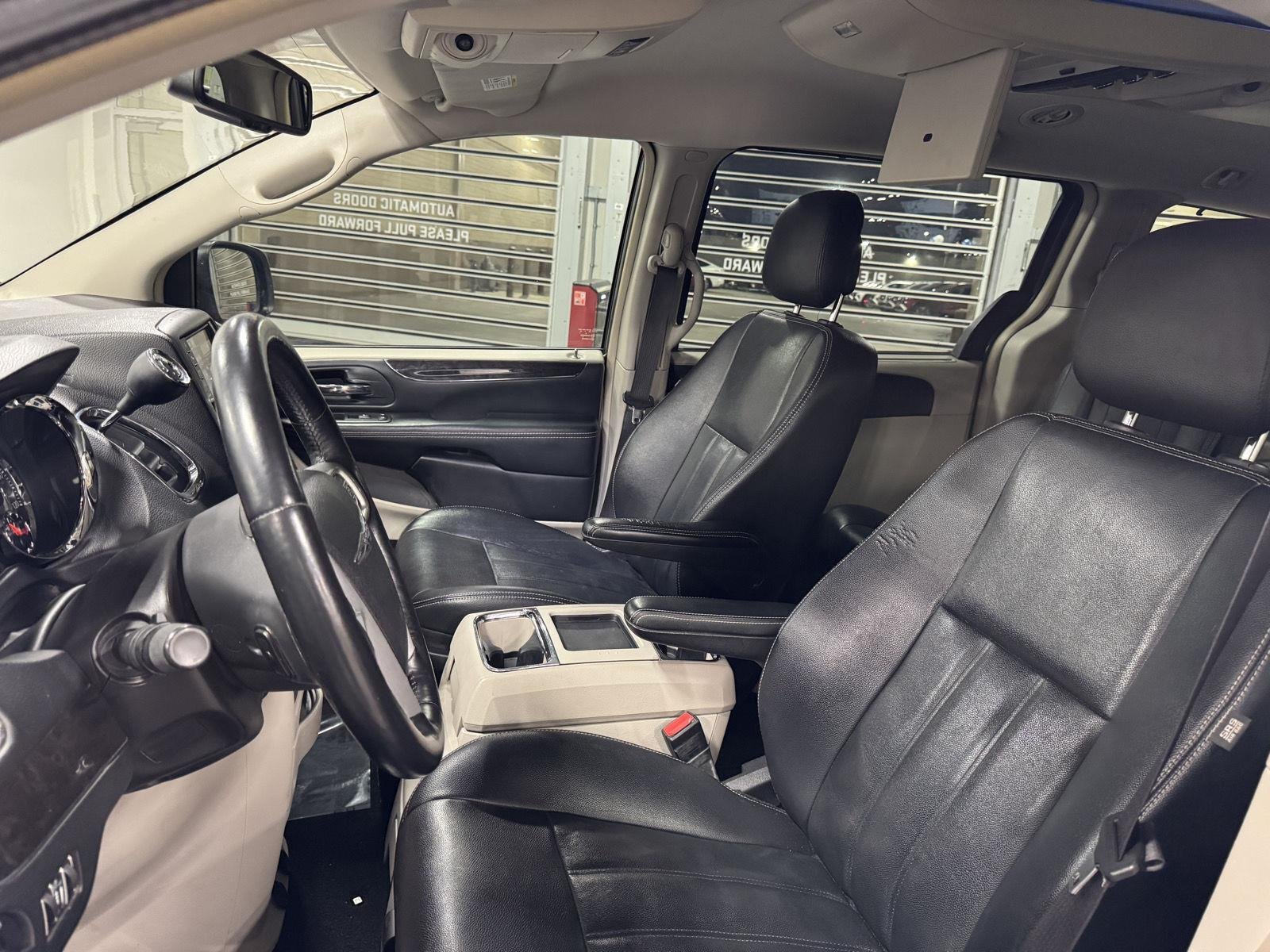2016 Chrysler Town & Country Touring - Photo 31