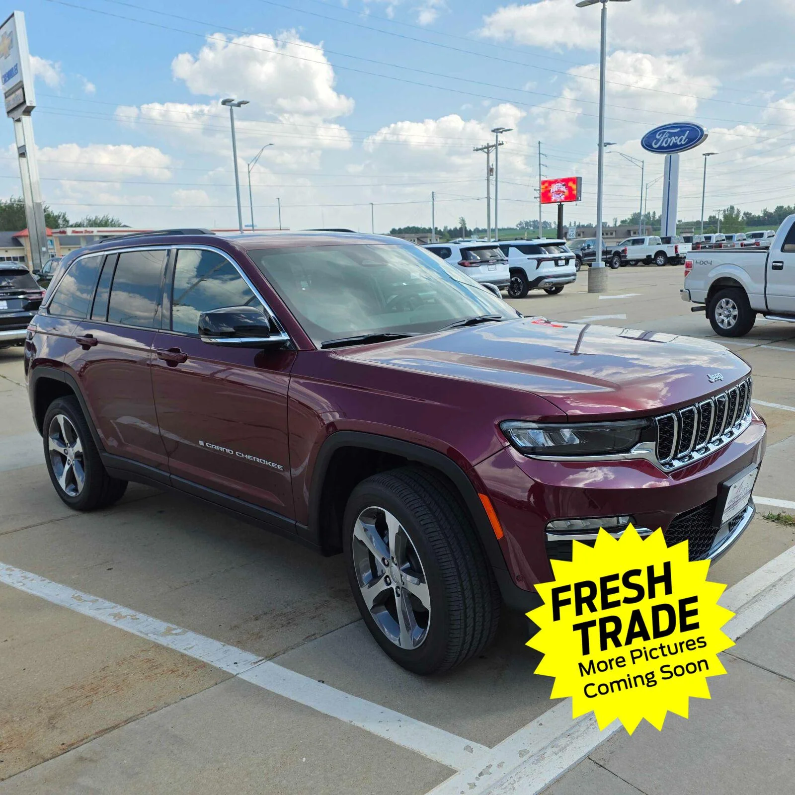 Used 2024 Velvet Red Pearlcoat Jeep Limited image 1