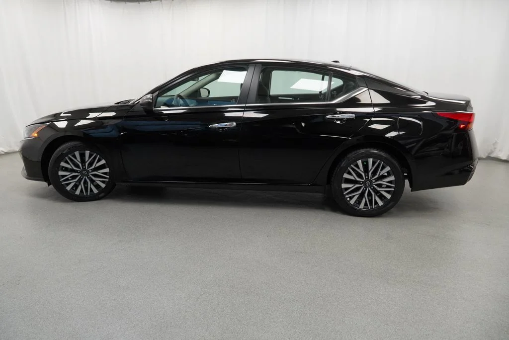 Used 2025 Black Nissan 2.5 SV image 21