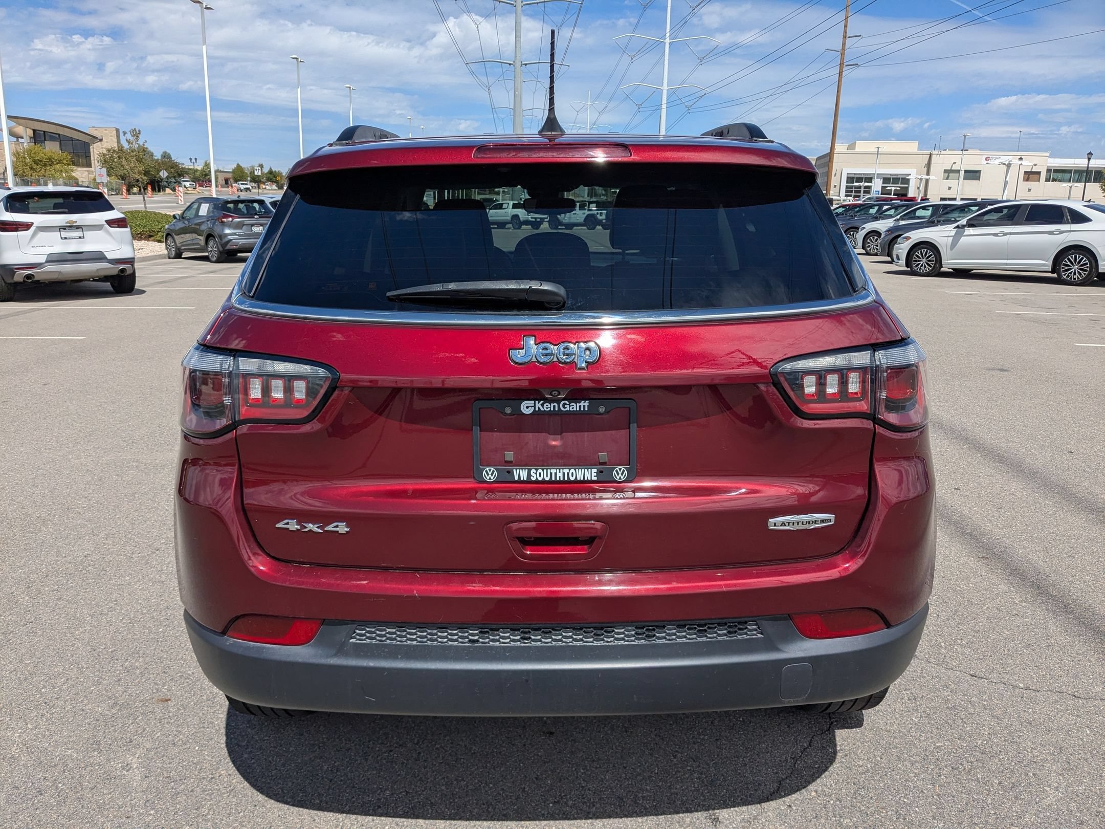 Used 2022 Velvet Red Pearlcoat Jeep Latitude Lux image 4