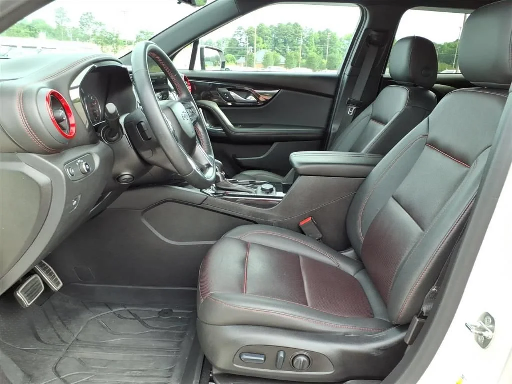 Used 2023 Iridescent Pearl Tricoat Chevrolet RS image 3