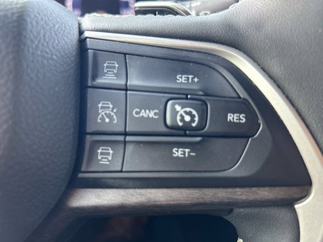 Used 2023 Diamond Black Crystal Pearlcoat Jeep Limited image 21