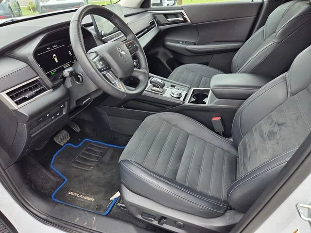 Used 2025 White Mitsubishi  image 9