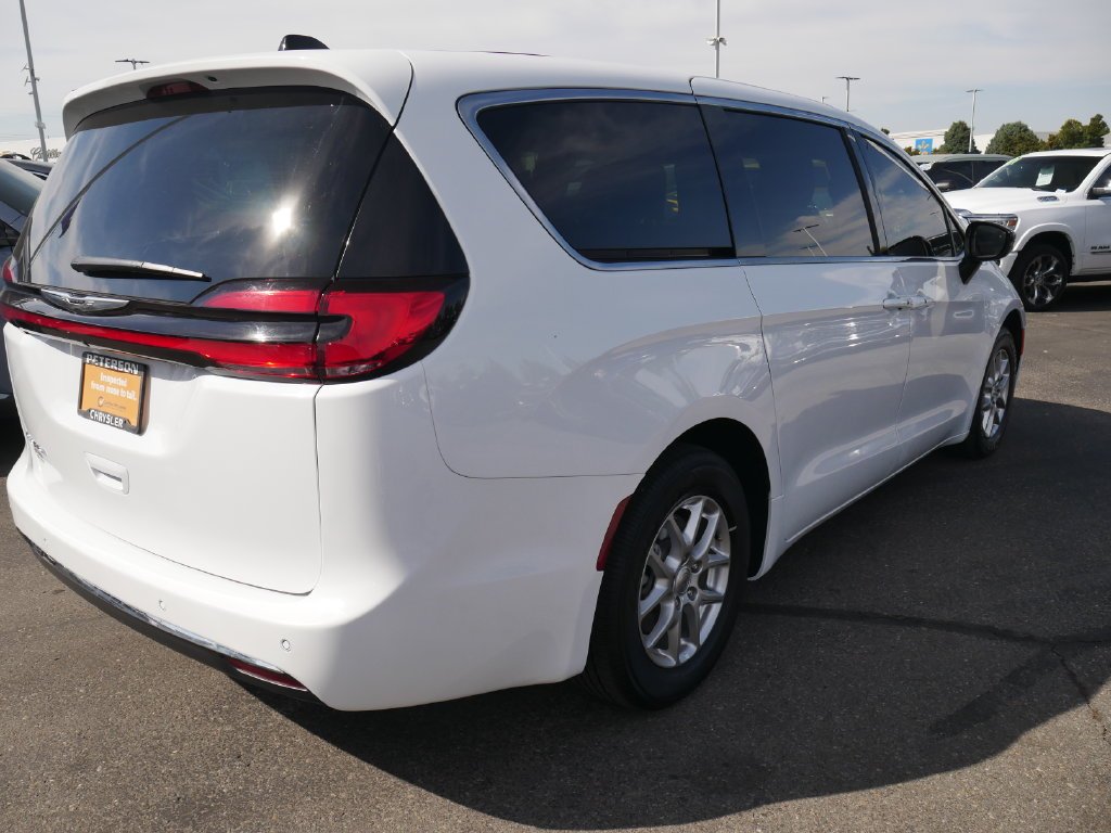 Certified Used 2025 White Chrysler Select image 22