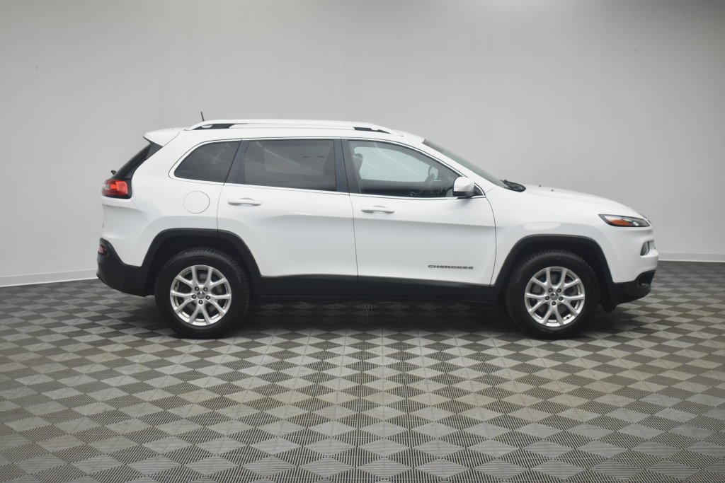Used 2017 White Jeep Latitude image 10