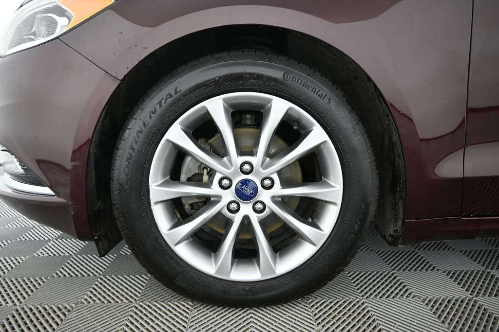 Used 2017 Red Ford SE image 11