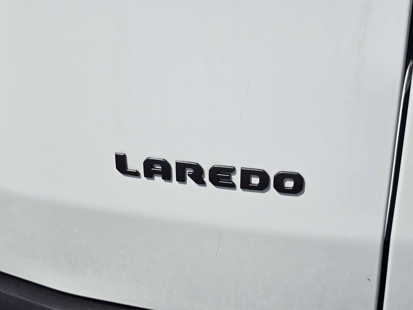 New 2026 Bright White Clear-Coat Exterior Paint Jeep Laredo image 10