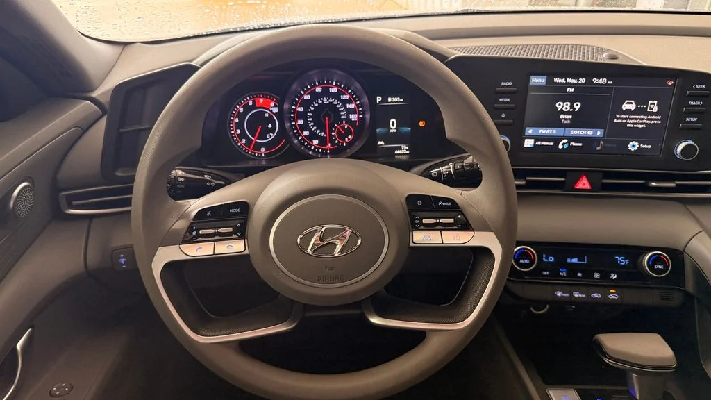 Used 2023 White Hyundai SEL image 16