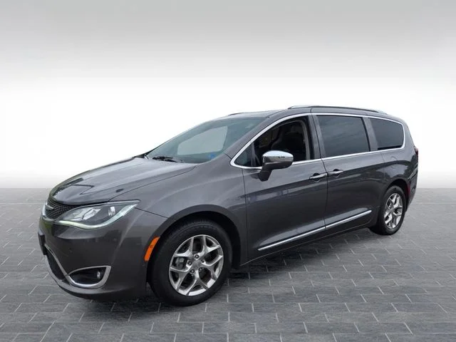 Used 2017 Gray Chrysler Limited image 3
