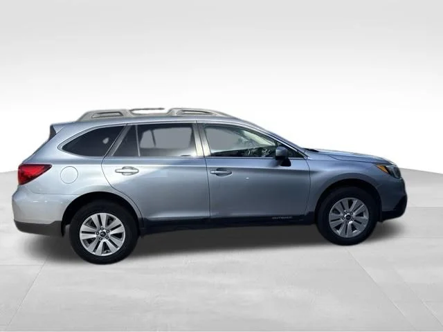Used 2017 Silver Subaru 2.5i Premium image 3
