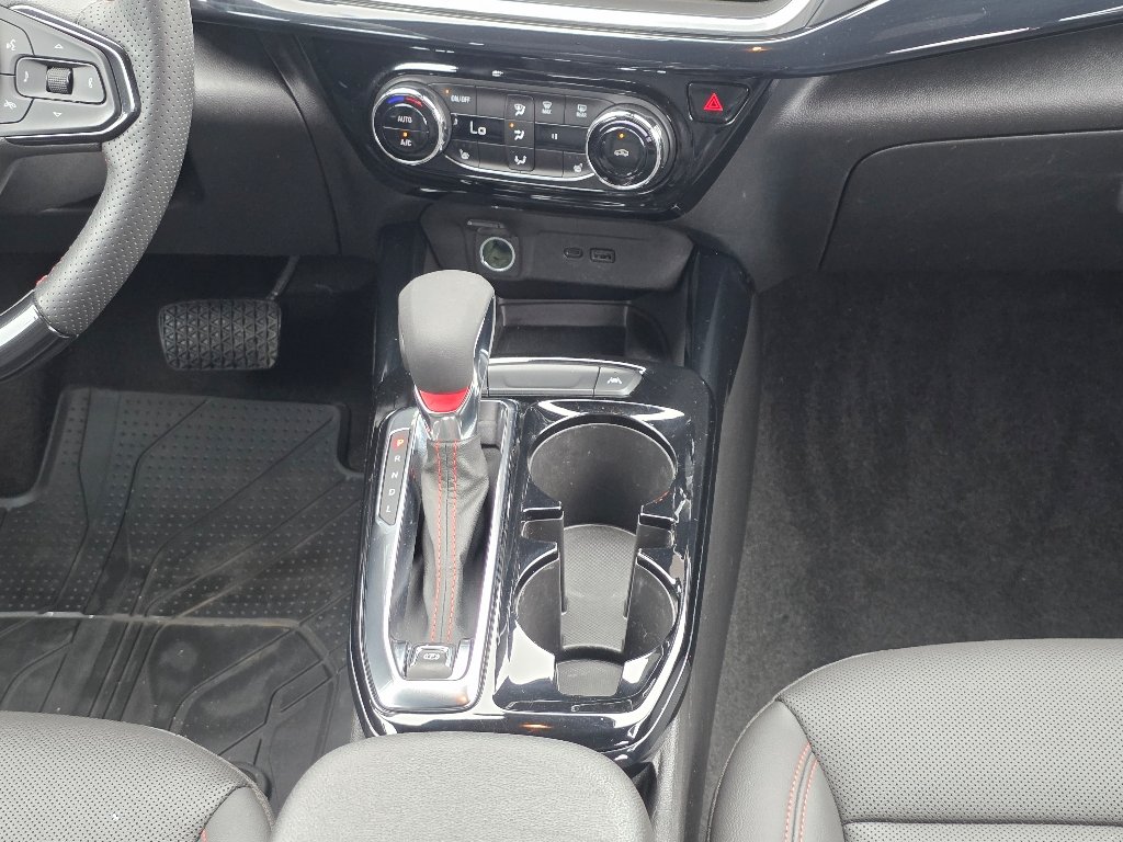 Used 2025 Summit White Chevrolet 2RS image 25