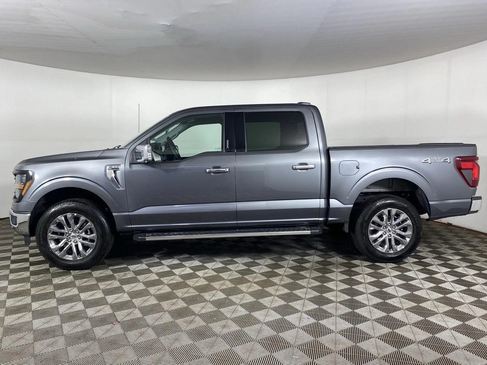 New 2026 Carbonized Gray Metallic Ford XLT image 4