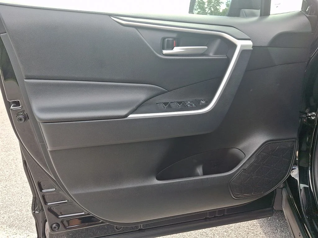 2025 Toyota RAV4 XLE - Photo 11