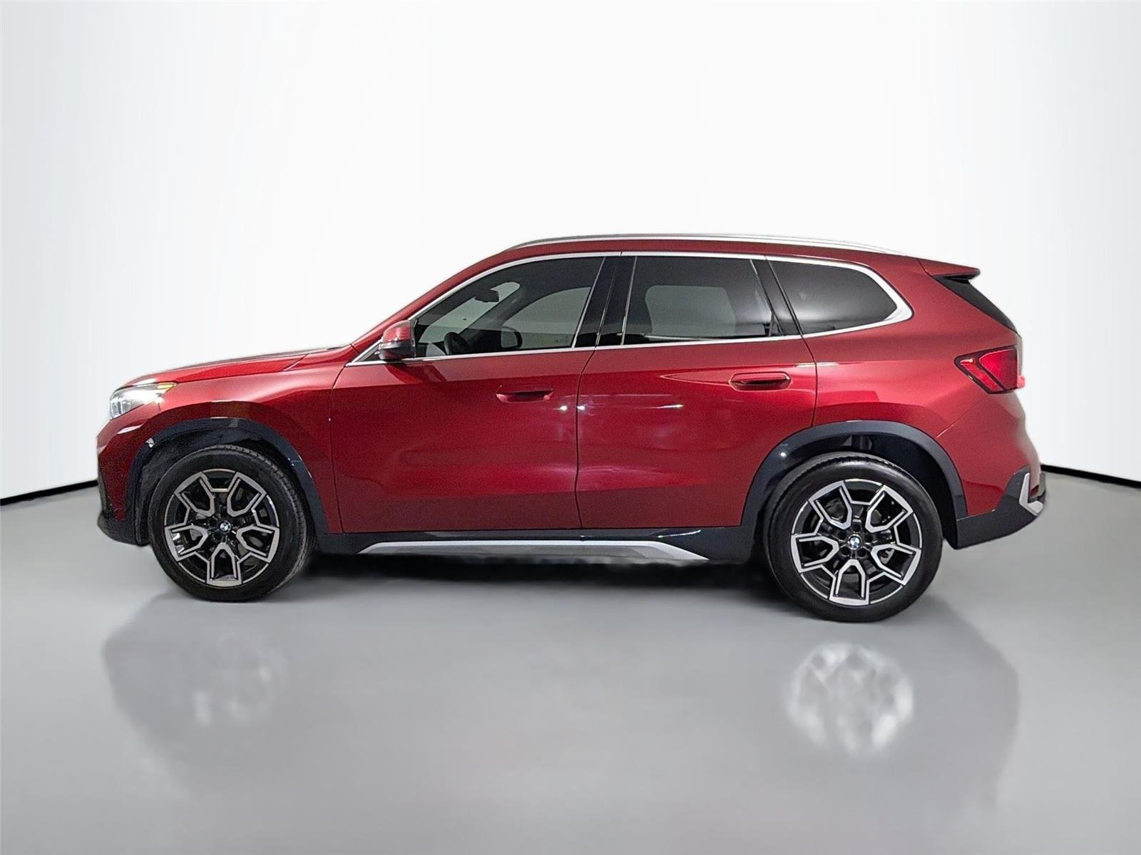 Used 2026 Vegas Red Metallic BMW xDrive28i image 8