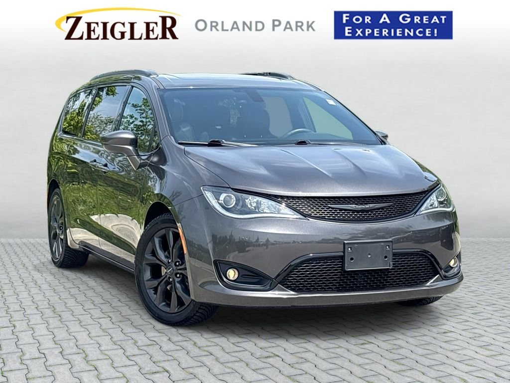 2019 Chrysler Pacifica Touring L Plus's photo