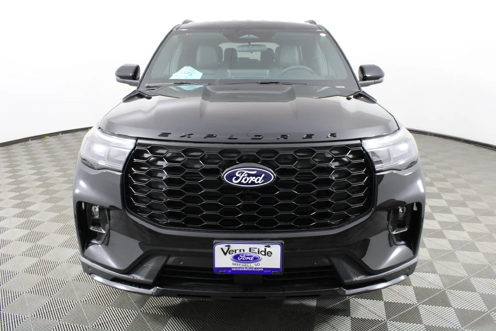New 2027 Agate Black Metallic Ford ST-Line image 2