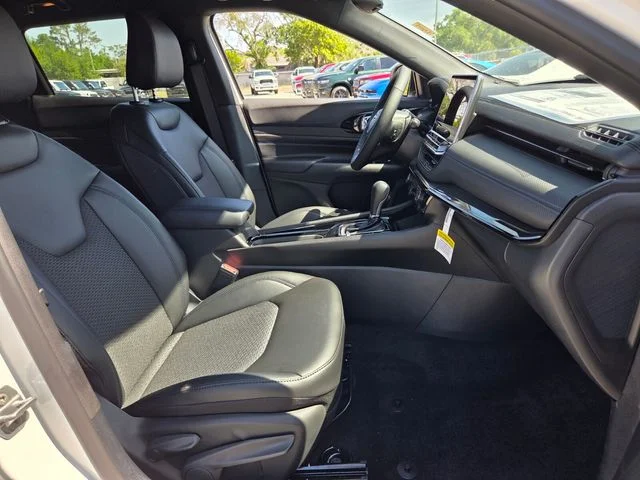 New 2026 Bright White Clear-Coat Exterior Paint Jeep Latitude image 16