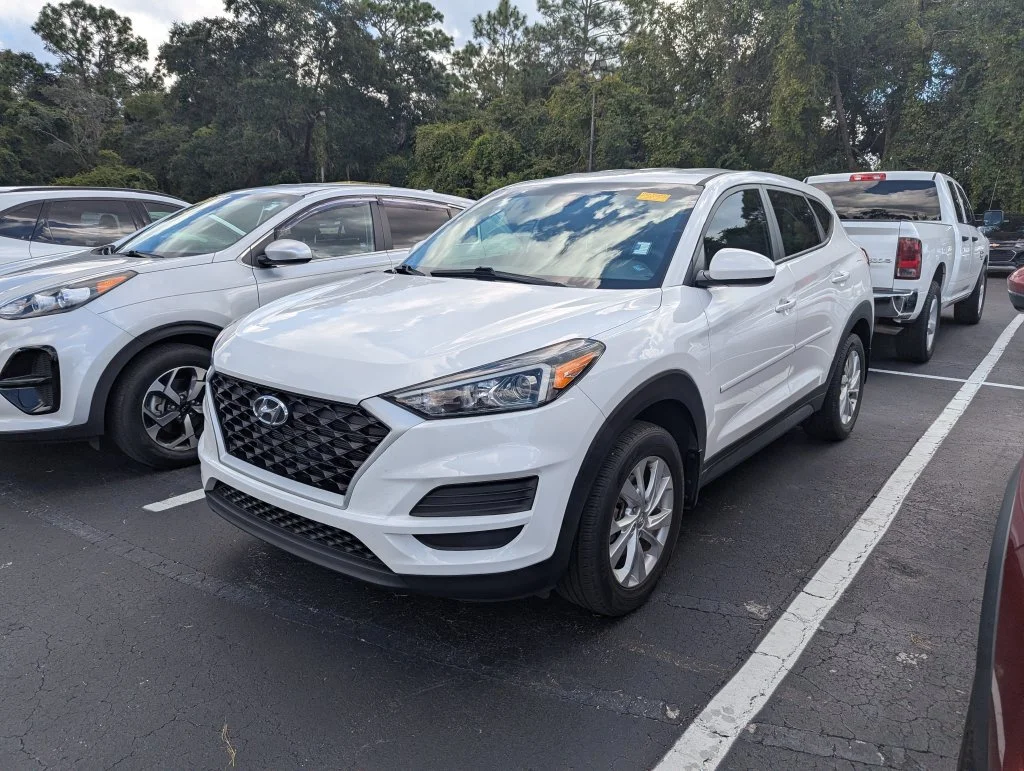 Used 2021 White Hyundai SE image 3