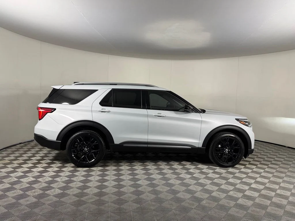 Used 2025 White Ford Platinum image 3