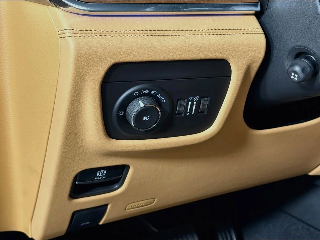 New 2027 White/off-white Jeep Summit image 10