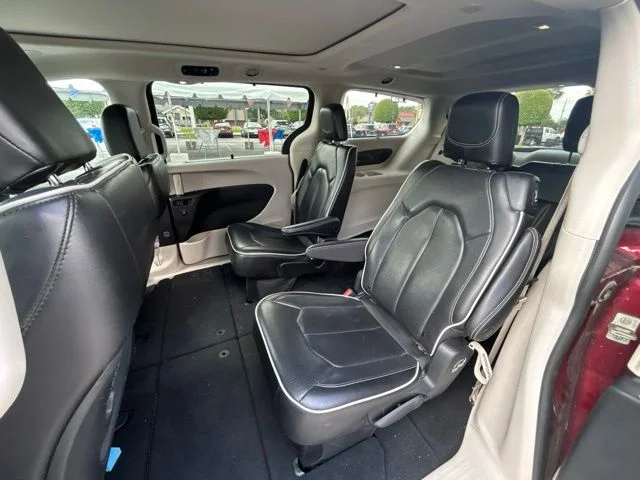 Used 2023  Chrysler Limited image 5