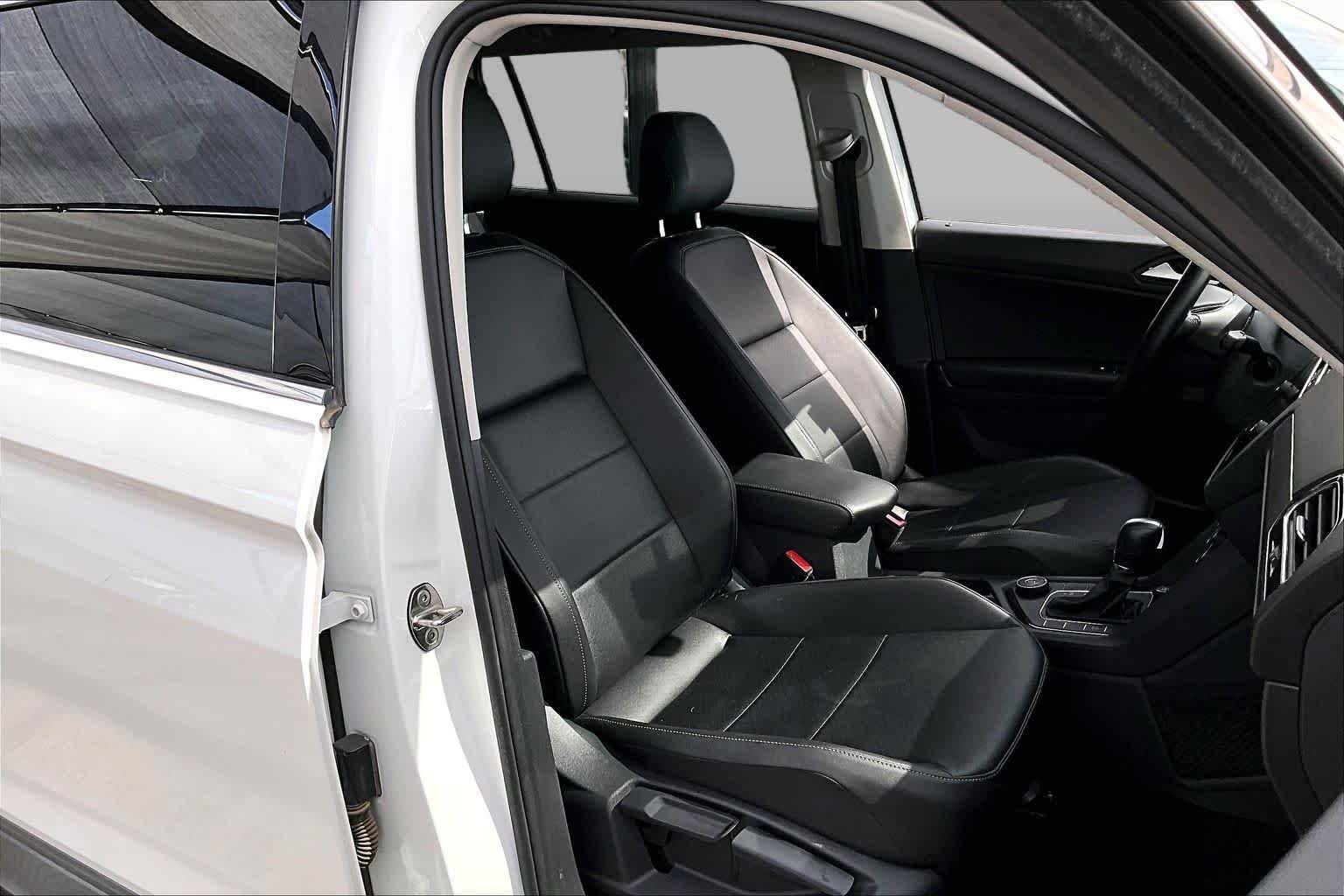Used 2019 Pure White Volkswagen SE image 9