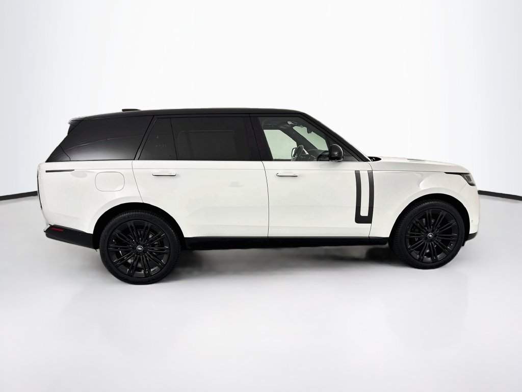 Used 2024 White Land Rover SE image 4